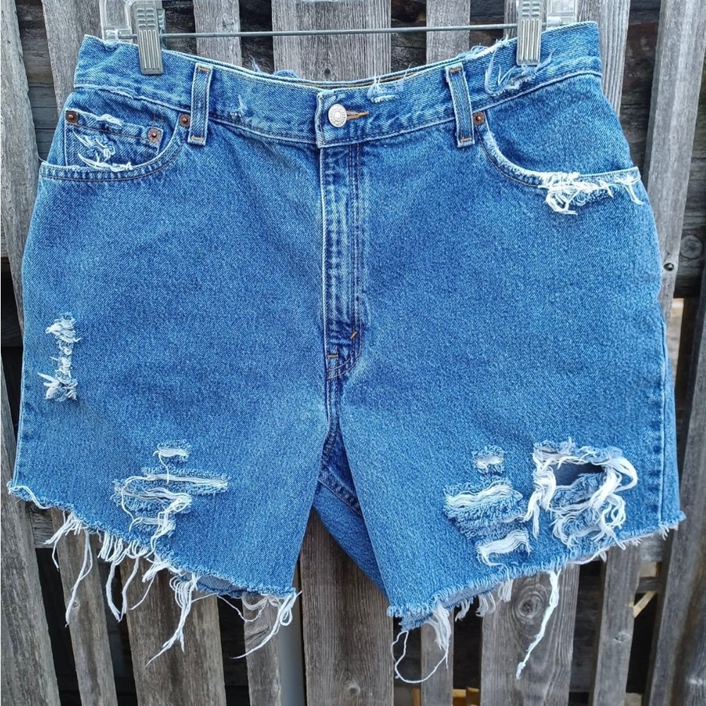 LEVI STRAUSS 550 RED TAG DISTRESSED DENIM SHORTS